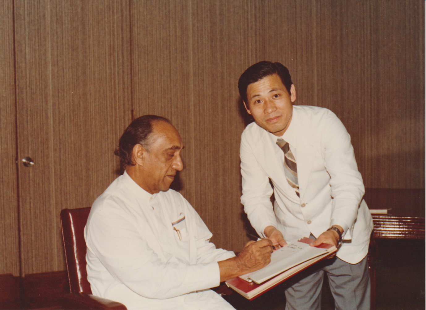 同大統領と弊社社長 写真撮影の為同国へ1982年